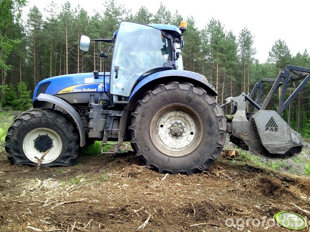 Obraz ciagnik New Holland T7030 Frez leśny id 224483 Galeria