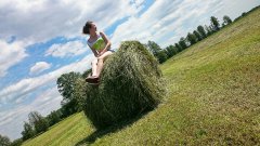 Agrofotowiczka podczas sianokosów.