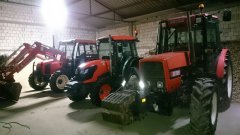 Ciągniki w garażu.