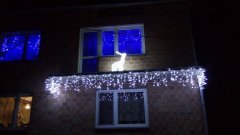 Dom w Swiatecznej dekoracji .