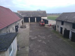 Widok z balkonu na zabudowania gospodarskie