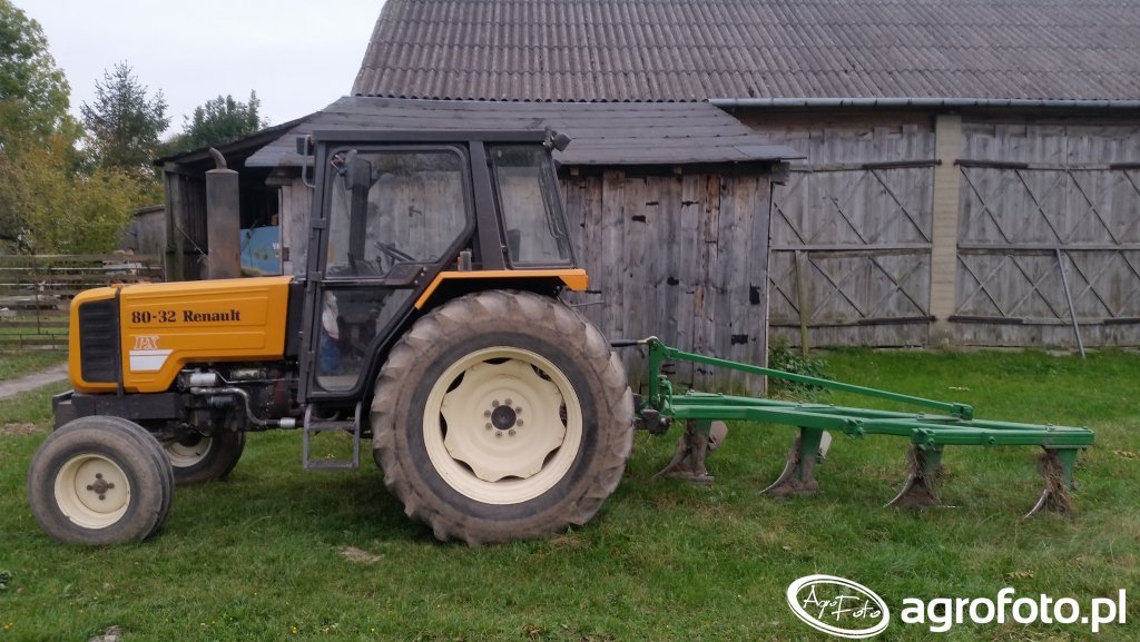 Fotografia Traktor Renault 80-32 Px Id:666191 - Galeria Rolnicza Agrofoto