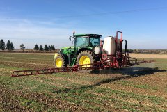 Rzepak ozimy 24.10.2015 - pryskanie John Deere 6140r