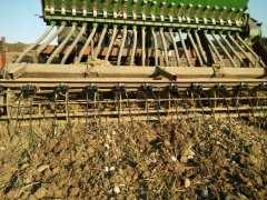 Nabudowany siewnik Amazone Na agregat ścierniskowy, dodatkowa brona