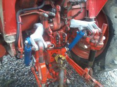 Siłowniki wspomagające podnośnik MTZ 82