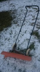 Spychacz ręczny do śniegu.