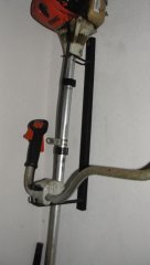 Wieszak na kosę spalinową