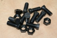 Śruby firmy Waryński do części roboczych maszyn uprawowych.