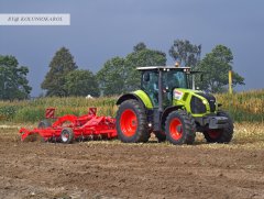 Claas AXION 830 z broną talerzową