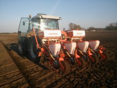 Deutz-Fahr Agrofarm + siewnik do kukurydzy Gaspardo