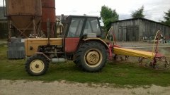 Ursus C-360 3P z przednim napędem i przetrząsarko zgrabiarką.