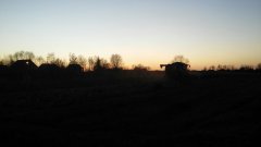 New Holland i zachód słońca