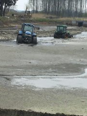 New Holland & John Deere  w stawie