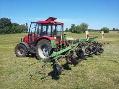 Farmer z przetrząsarką