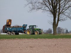 JD 6430 z rozrzutnikiem 12t