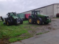 John Deere 8335R i John Deere 8530