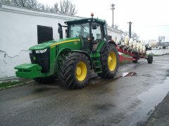 John Deere 8360R z Kverneland PW100