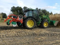 John Deere + Agro masz AT30.