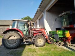 Massey Ferguson 5425 z turem w akcji