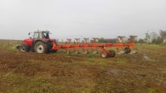 Massey Ferguson 8260 & Kuhn Vari-Manager 6