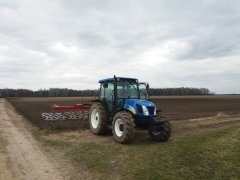 New Holland T4020 Deluxe z broną