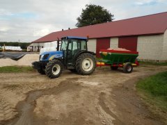 New Holland T4020 z rozsiewaczem