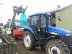 New Holland TD5020 + rozsiewacz Rauch