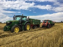 John Deere 6140r i Kubota M7060 z przyczepami