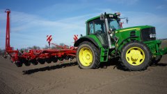 John Deere z Monopilem