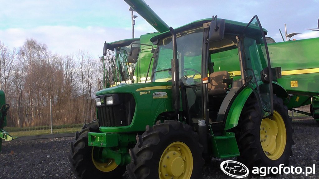 John Deere 5065E