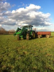 John Deere 5085M + Rozrzutnik