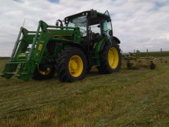 John Deere 5M i Claas