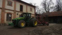 John Deere 8345R + Unia Atlas 8m