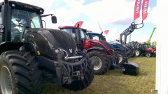 Ciągniki Valtra na stoisku podczas Zielonego Agro Show