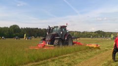 Valtra serii T z zestawem kosiarek na Zielonym Agro Show W Kąkolewie