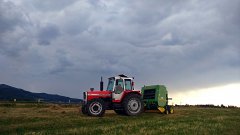 Massey Ferguson 698 i John Deere 570