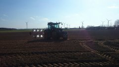 Fendt 716 & Kuhn Varimaster 151 \n