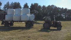 Massey Ferguson 255 z przyczepą z balami sianokiszonki