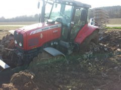 Massey Ferguson 6485 nad rzeką.  :)