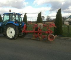 New Holland t4 pług obrotowy