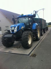 New Holland T7040