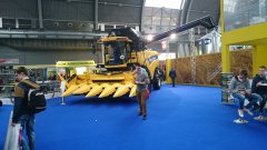 Kombajn zbożowy marki New Holland z przystawką do kukurydzy