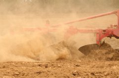 Pług w akcji, płytka orka.