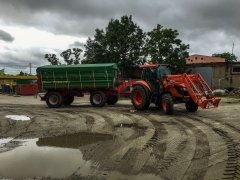 Kubota m7060 i pronar pt610 przed wjazdem na kosz