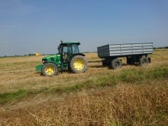 John Deere 5R i przyczepa