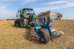 Deutz-Fahr Agrotron 6215RC Shift z pługiem Overum 5 skibowym