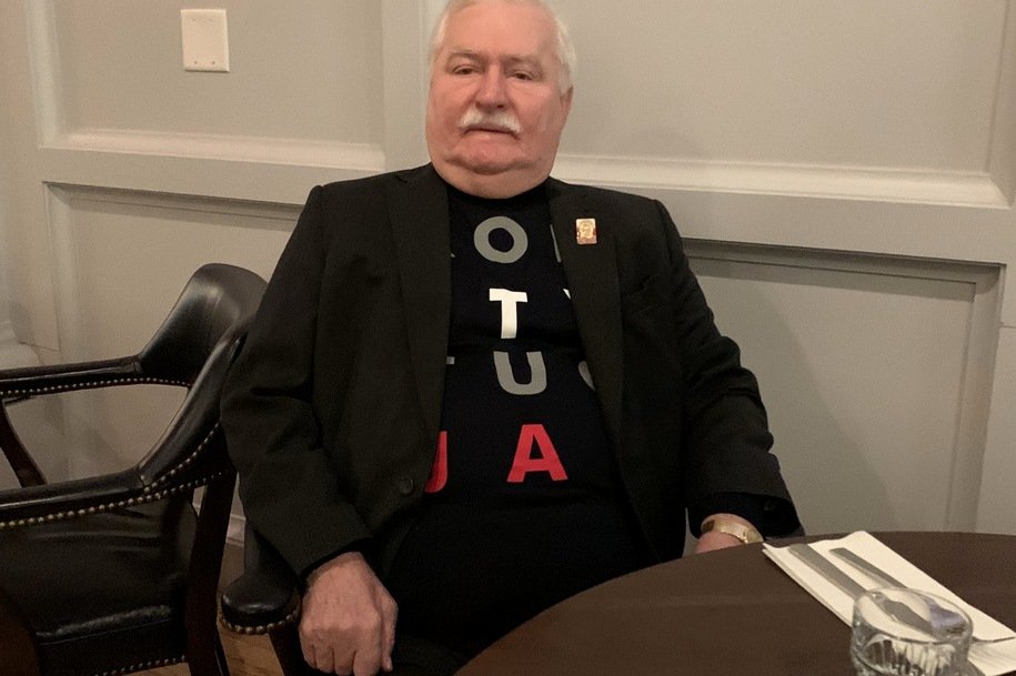 Znalezione obrazy dla zapytania waÅÄsa na pogrzebie busha