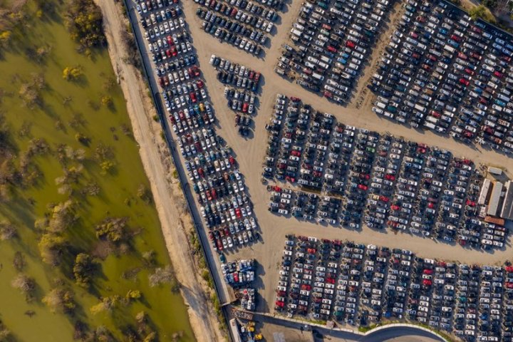 Na czym polega "tajemnica" składowiska nowych aut Tesli na niemieckim lotnisku? /zdjęcie ilustracyjne/ /123RF/PICSEL