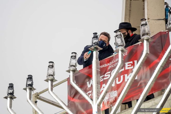Może być zdjęciem przedstawiającym 2 osoby, tłum i tekst „HABADLUB ZYCZy El HABAD ZYCZY ES JUK ,ι CHABAD CHABAD fot.IgorLewicki fot. Igor Lewicki eand TV”