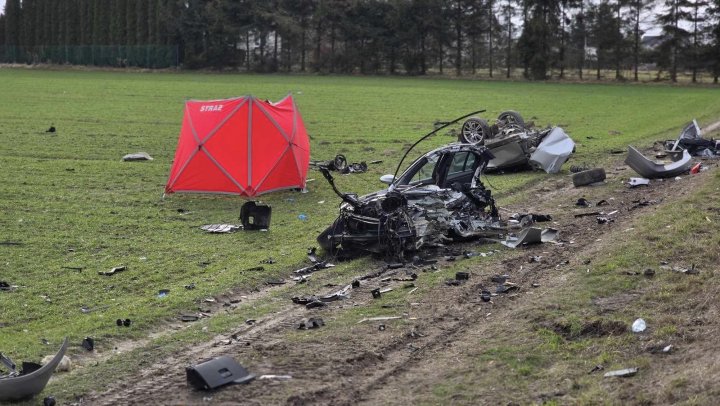 Może być zdjęciem przedstawiającym kemping, motocykl i trawa